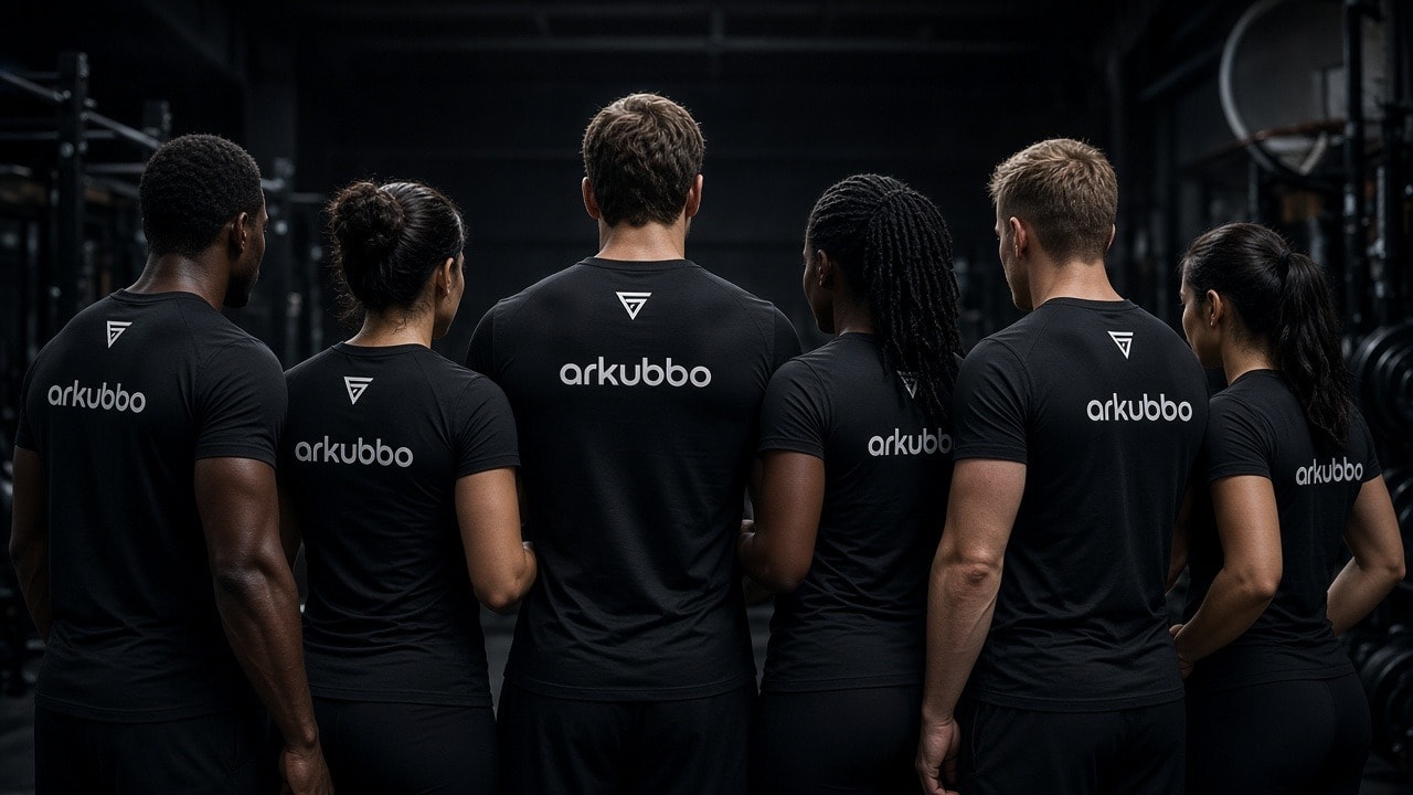 Grupo de training con equipación personalizada en un box